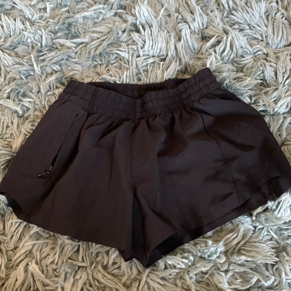 girls black athleta 2.5 heart the hustle short